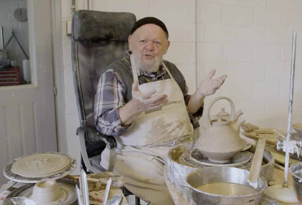 Cursus theepot: Fernand praat over het afwerken van een theepot op de draaischijf