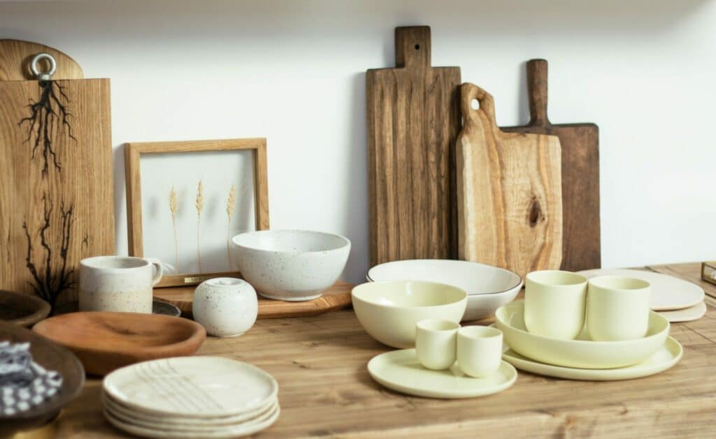 Keramieken servies met verschillende soorten pigmenten