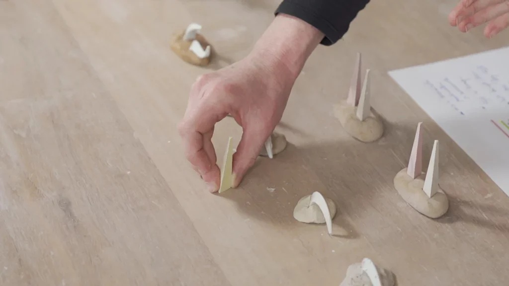 Cones voor keramiek op een tafel