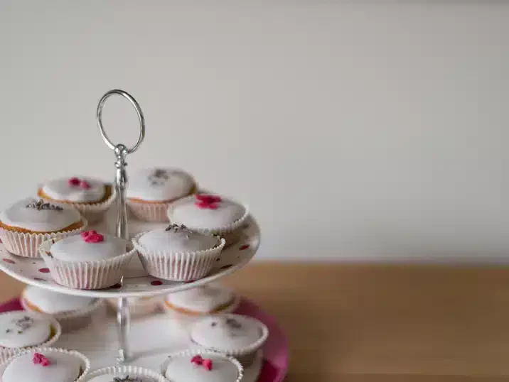 Een etagère van keramiek met cupcakes