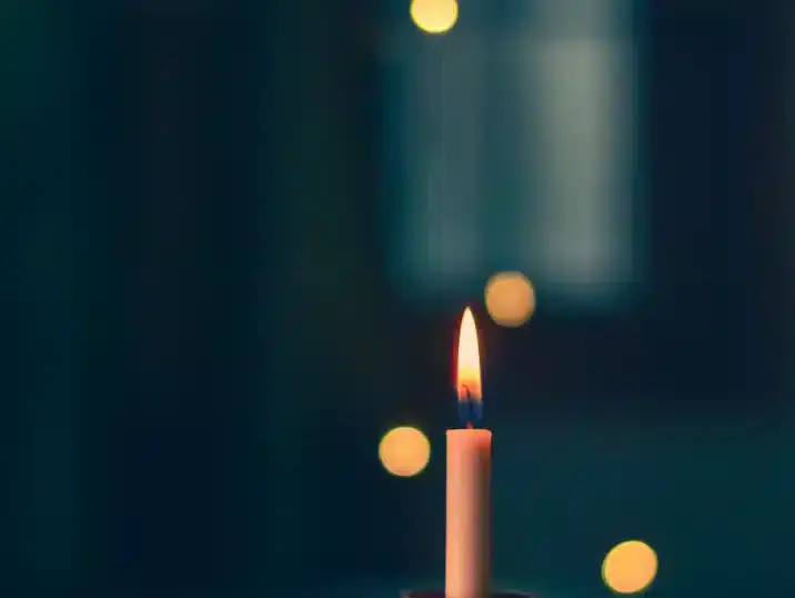 Kaars in een keramieken kaarsenhouder