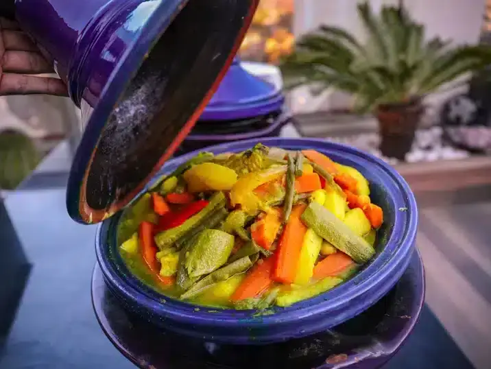 Een openstaande blauwe tajine van keramiek