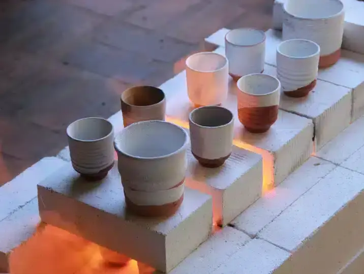 Een set vazen van klei klaar voor Naked raku