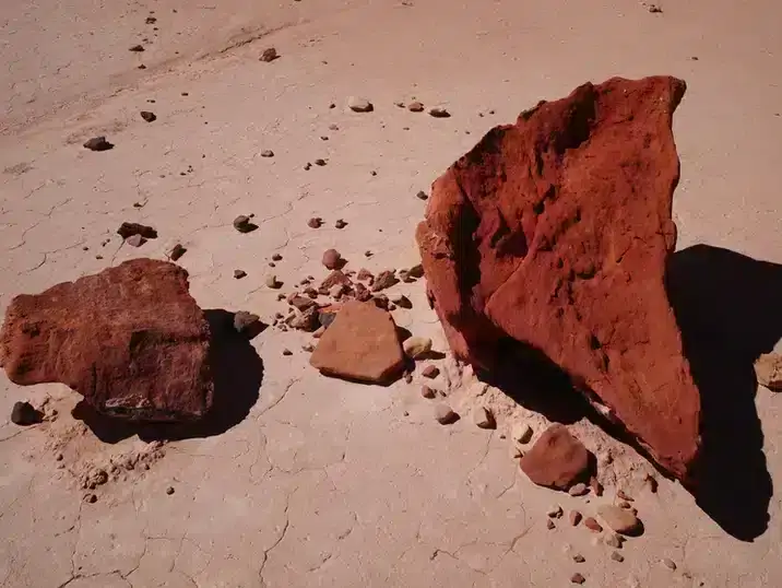 Een detail van droge rode chamotte klei