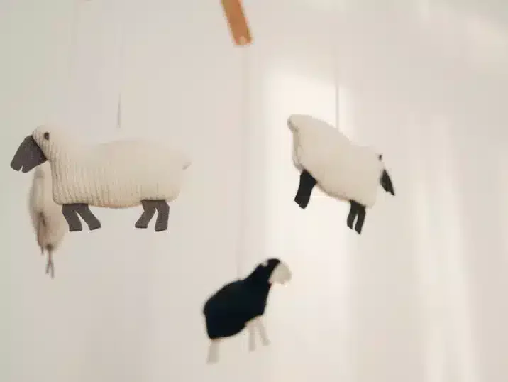 Keramieken mobile van schaapjes
