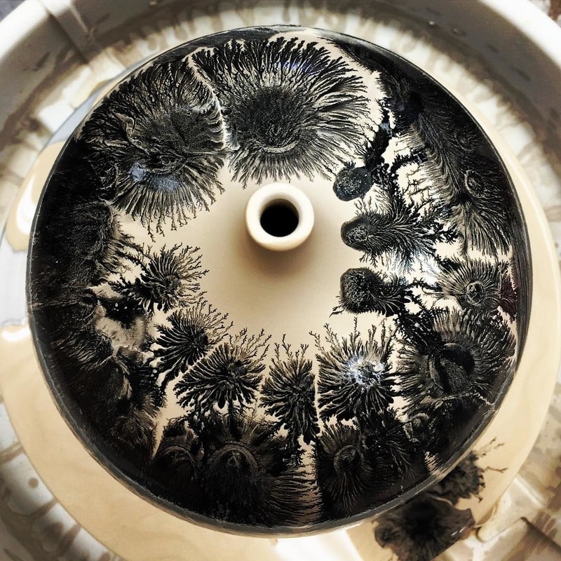 Een detail van de mocha diffusion techniek op de draaischijf