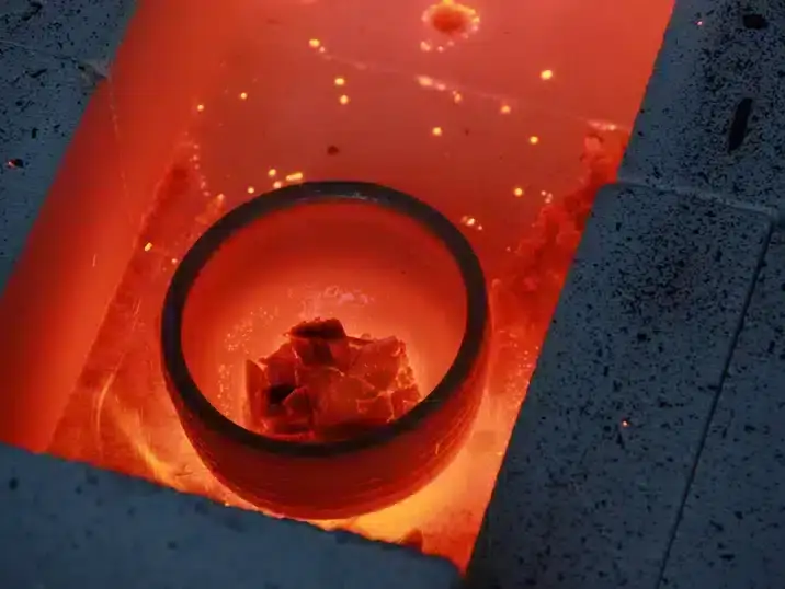 Een detail van een object bij het raku stoken