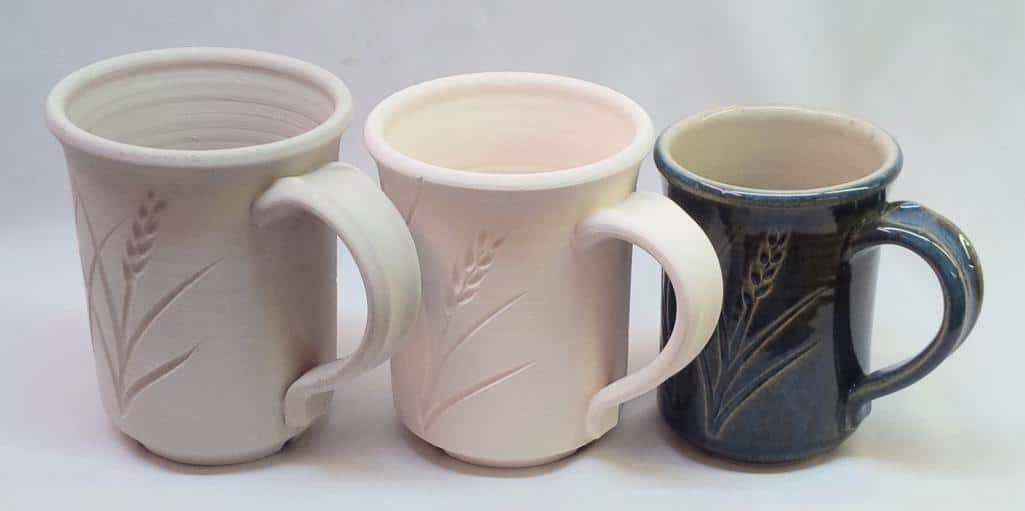 Klei krimp: drie koffiekoppen met oor van klei