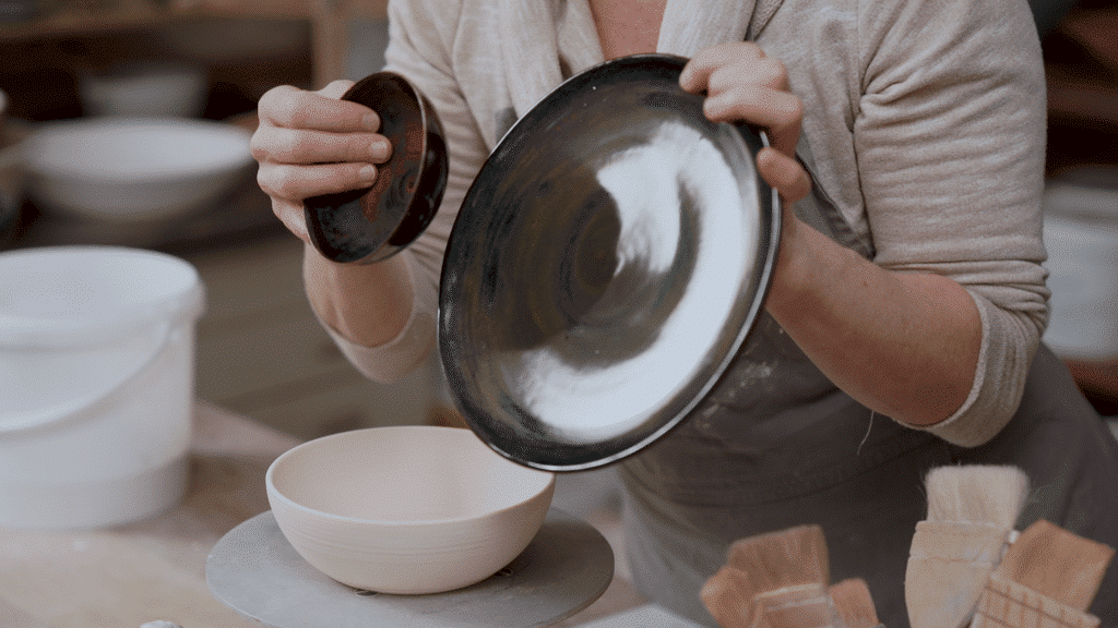 Glazuur recepten maken: verschillende werkstukken in geglazuurde keramiek