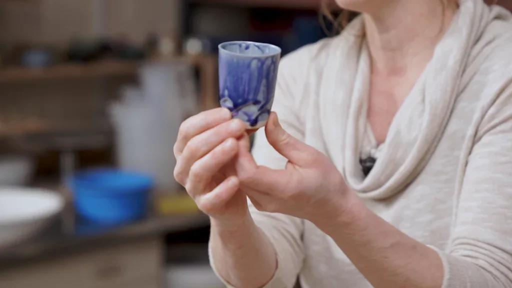 Aster heeft een mislukt geglazuurd blauw potje vast - klei glazuren