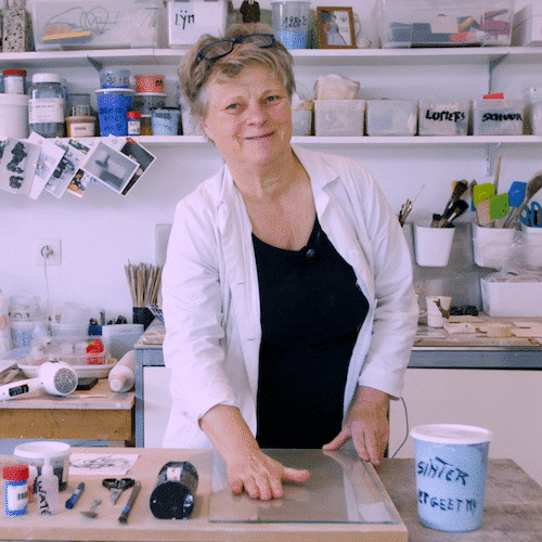 Cursist docent Anima Roos in haar atelier voor een keramiek cursus