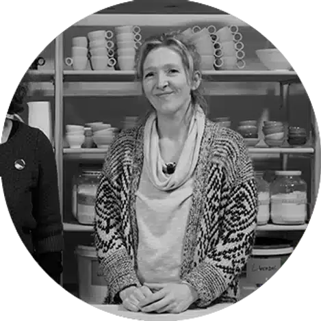 Cursist docent Aster Caemaert in haar atelier