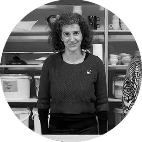 Cursist docent Caroline Kestelyn in haar atelier