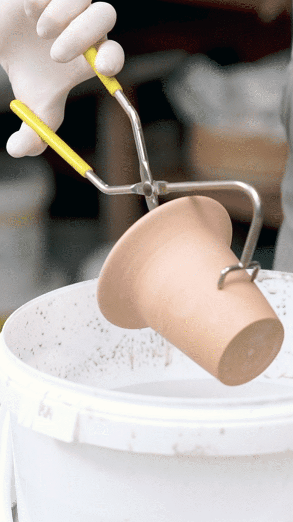 Glazuren keramiek: potje onderdompelen met tang