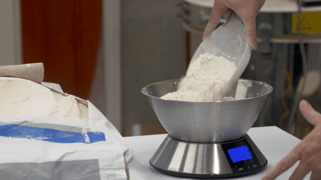 Mallen maken in gips: gipspoeder wordt afgewogen