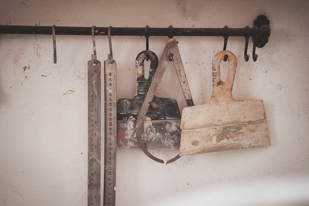 Pottenbakken benodigdheden lat kleispatel krompasser en spatel