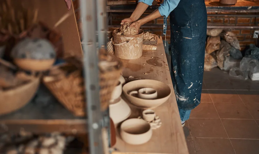 Pottenbakken benodigdheden: plank met potten
