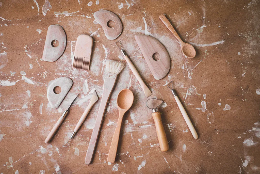 Pottenbakken benodigdheden: verschillende houten instrumenten voor het bewerken van klei