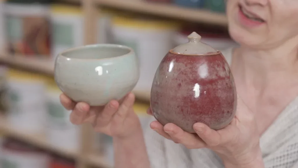 Keramiek glazuren, een kom en een pot met deksel uit geglazuurde keramiek