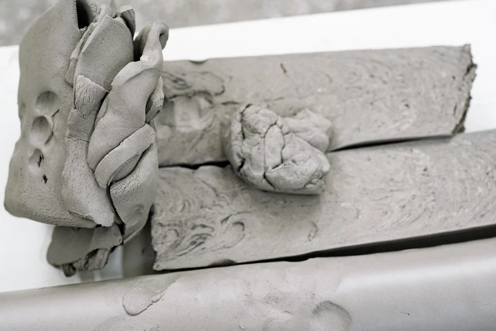 Een close-up van pakken klei voor keramiek