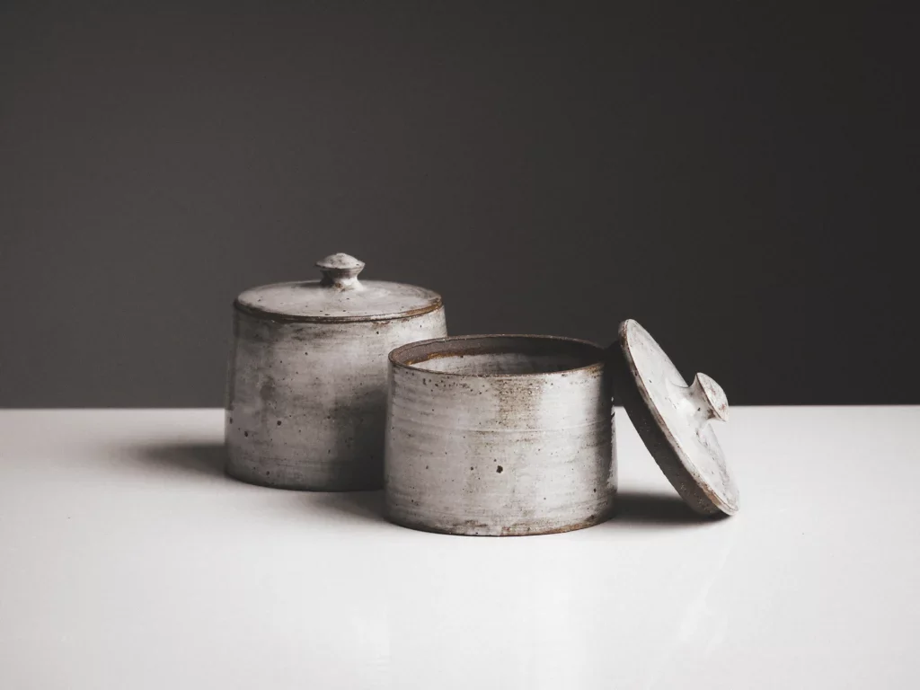 Twee potjes met deksel gemaakt van klei