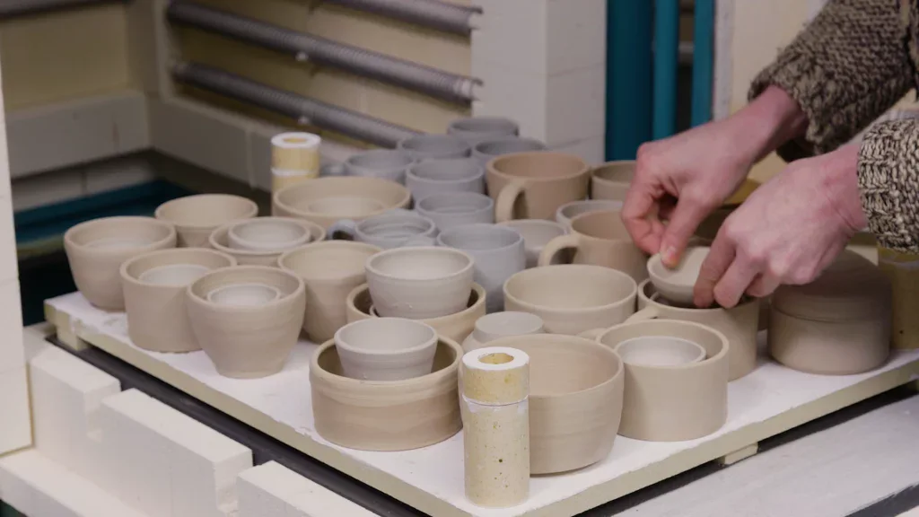 Verschillende kommen op de ovenplaat na de biscuitbak in de keramiekoven