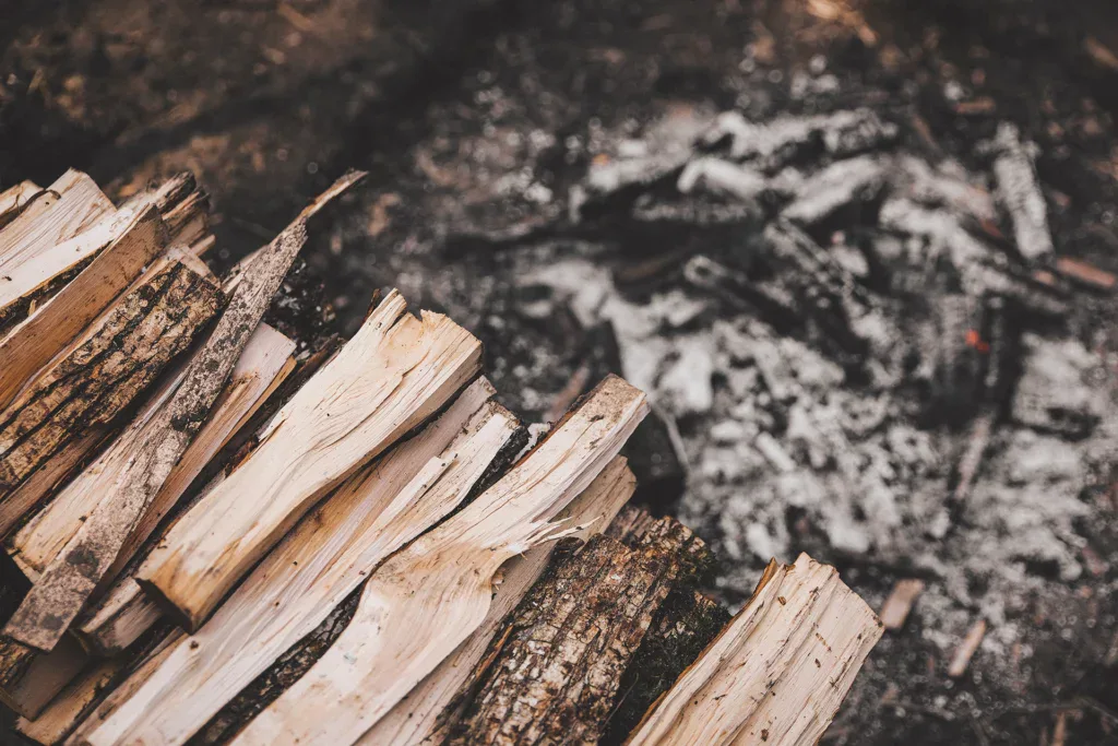 Stukken hout en houtas voor asglazuur