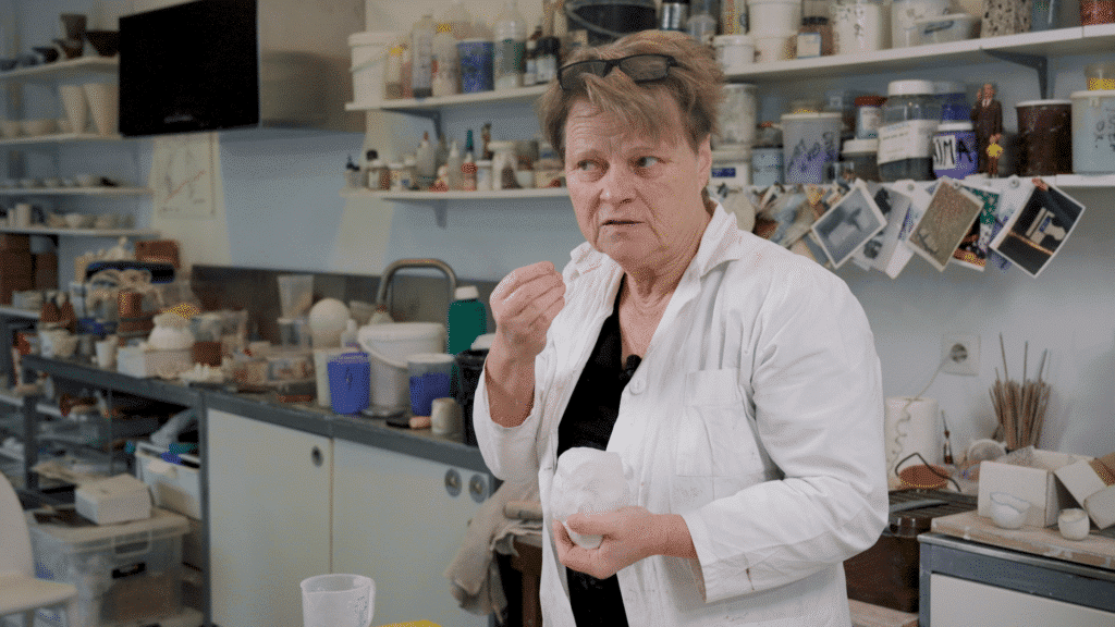 Papierklei workshop door Anima Roos, uitleg over het duimpotje maken, papierklei maken