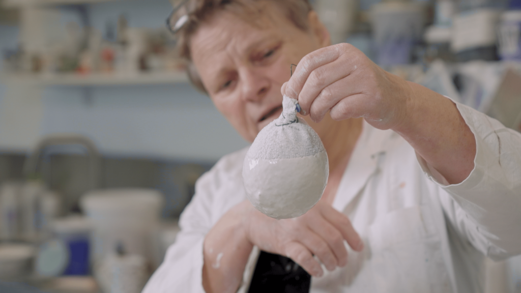 Papierporselein maken: kous dompelen