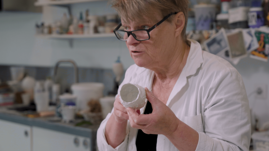 Papierklei cursus door Anima Roos die een afgewerkt wit kopje vastheeft