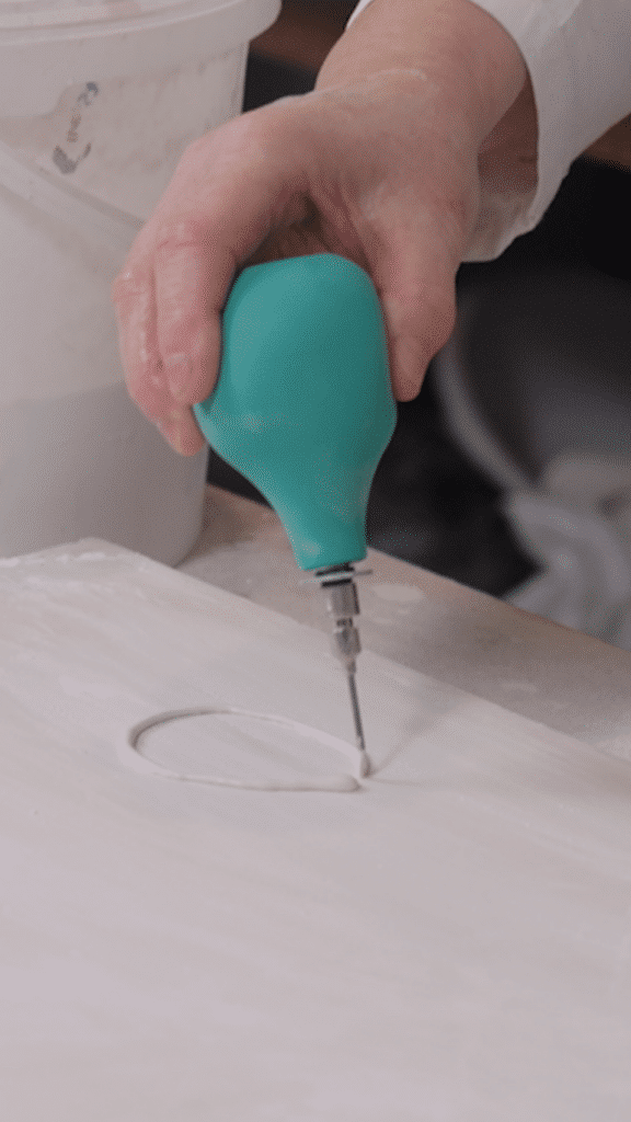 Papierporselein maken: met ballonvormig tooltje, pimpet tekenen