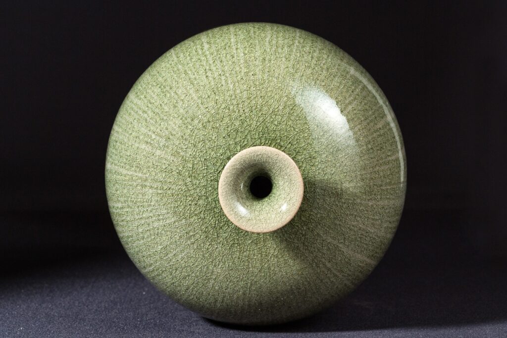 Bovenkant van groenachtige pot in craquelé glazuur