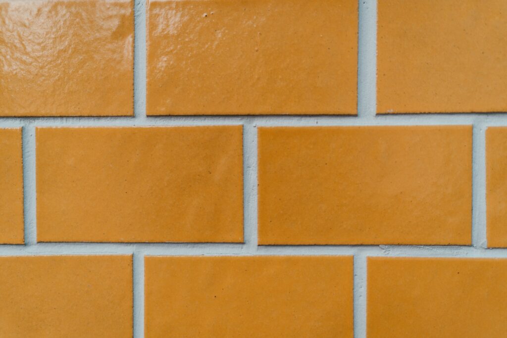 Gele tegels uit keramiek maken