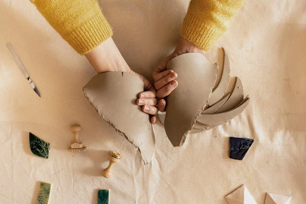 Naam signeren in klei met stempel, keramiek tekenen