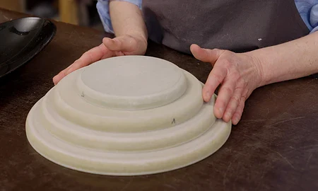 Kathleen staat bij een drukmal