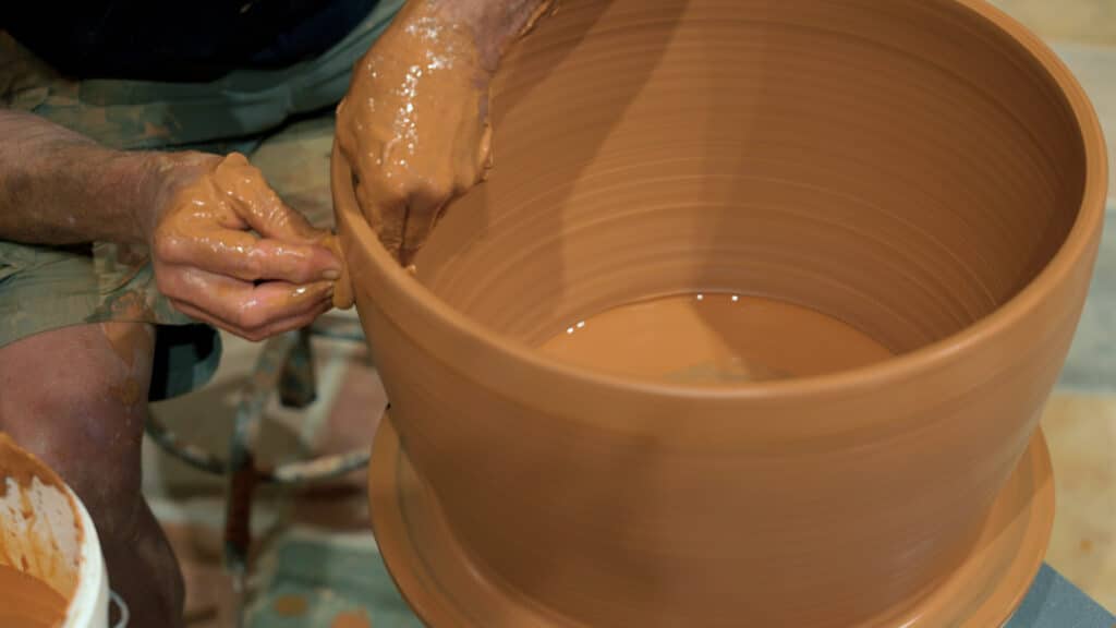 Grote potten maken: optrekken van brede pot