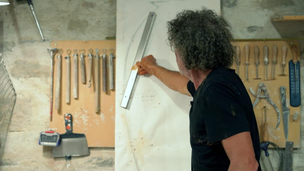 Groot draaien: optrekken met lat op wit doek door Rudie Delanghe