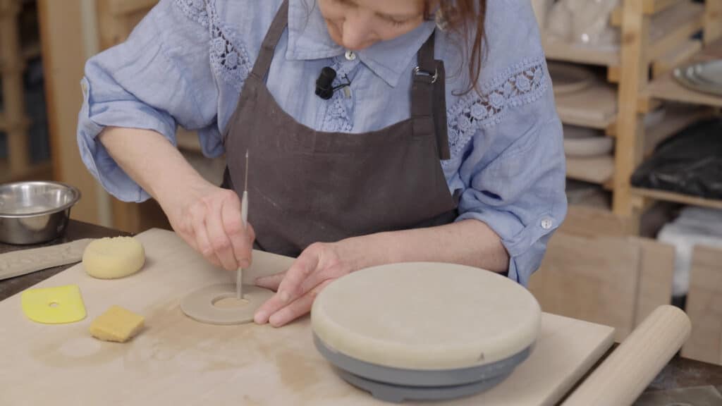 Handopbouw keramiek: rond eierdopje maken en uitsnijden