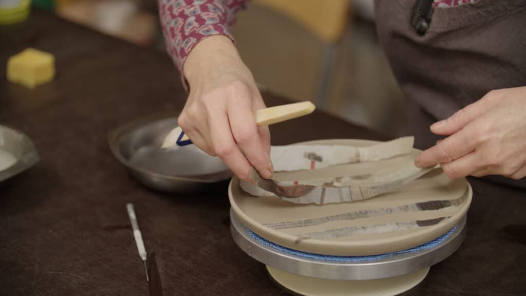 Zelf keramiek maken: papieren uitsparen