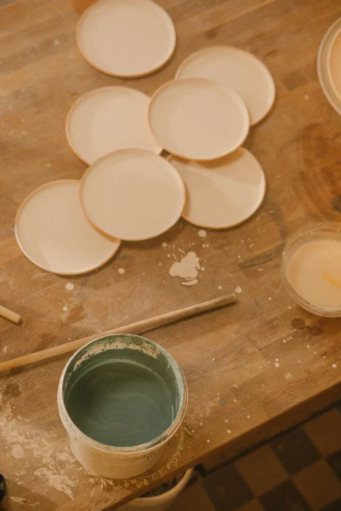 Emmer glazuur naast borden, glazuur komt los