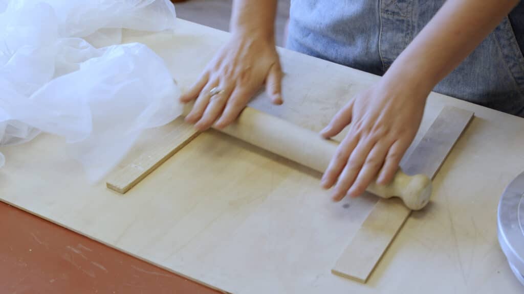 Keramiek voor beginners: klei uitrollen op tafel