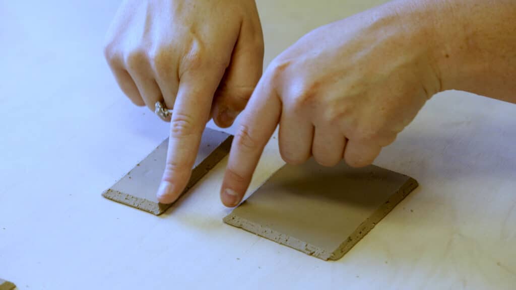 Keramiek voor beginners: inkrassen op klei plaatjes