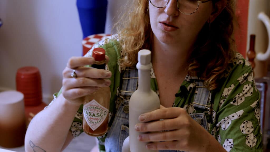 Klei voor beginners: Louise Daneels houdt 2 flesjes vast van klei