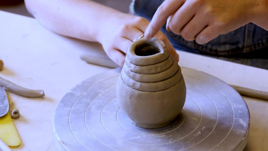 Keramiek voor beginners: verder opbouwen van bol vaasje met kleirollen
