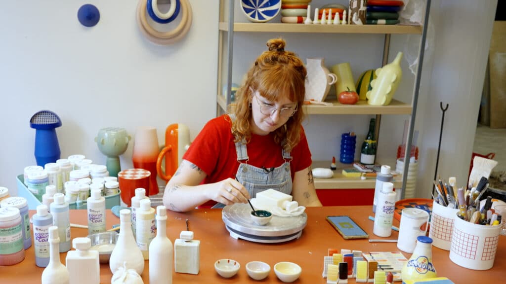Keramiek voor beginners: Louise Daneels is letters aan het schilderen op klei