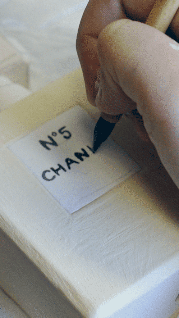 Keramiek voor beginners: Chanel letters op parfumflesje uit klei schrijven