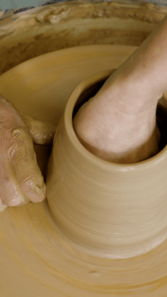 leren draaien,draaien voor beginners,leren pottendraaien,leren pottenbakken,leer draaien,leer pottenbakken,leer pottendraaien,workshop pottenbakken,workshop draaien,cursus pottenbakken,pottenbakken cursus,keramiek draaien cursus,cursus klei draaien
