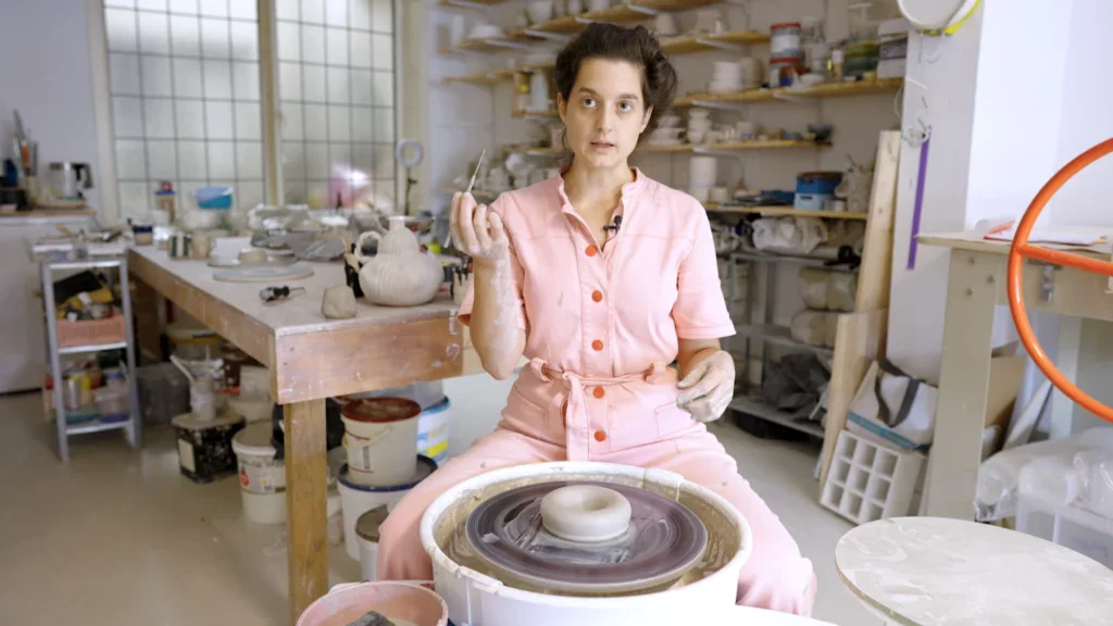 Gesloten vormen draaien: Sofie De Cleene geeft vorm aan haar klei met een tool