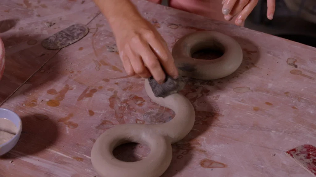 Gesloten vormen maken: afwerken van kleivorm met borsteltje