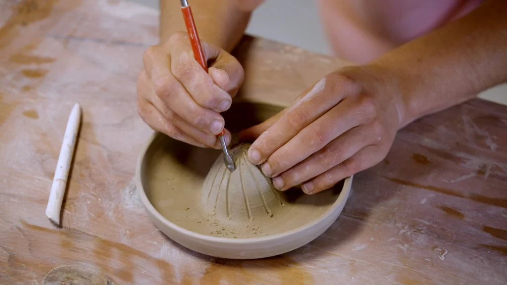 Citruspers maken: Sofie trekt wand van citruspers op met tool voor inkepingen te maken